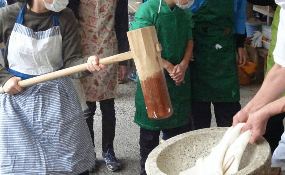 mochi-pounding